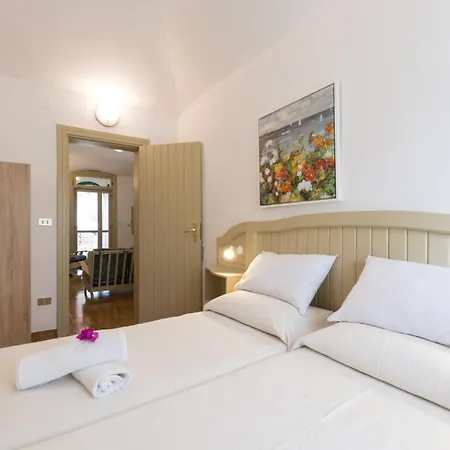 Villa Campanile Sleeps 6 Pool Air Con Wifi *
